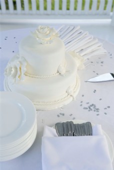 桌子上的婚礼蛋糕图片
