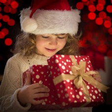微笑礼物抱礼物盒微笑的小女孩图片