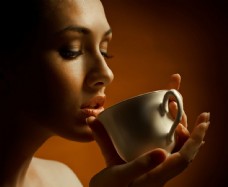 咖啡杯喝咖啡的美女图片