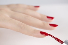 化妆品图红色指甲油的手部图片