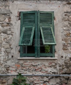 老旧房屋的窗子