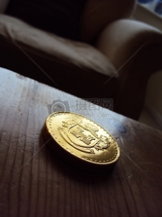 木制的桌子上的金币