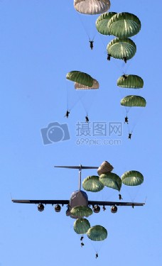 陆军伞兵白天从军事飞机上练习跳伞降