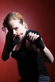 手姿做着搏击姿势的女拳击手图片图片