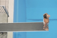 水上运动站在跳台上的跳水运动员图片
