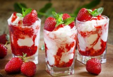 红色草莓冷饮图片