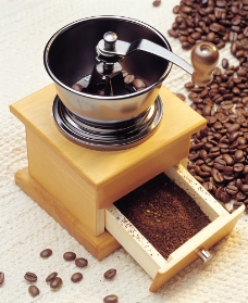 咖啡研磨机与咖啡豆摄影图片