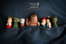 宝宝梦中的童话世界创意海报设计