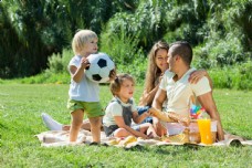 国足草坪上野餐的一家人图片