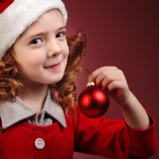 圣诞女孩提着圣诞球的可爱女孩图片