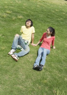 青春时尚草地上的情侣青年图片