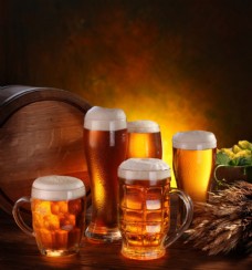 木桶麦穗啤酒花与啤酒图片