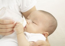 可爱的宝宝喝奶粉的可爱小宝宝图片