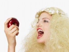 嘴唇素材手拿苹果的浓妆金发女孩图片图片