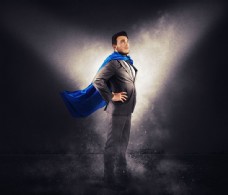 商务男人聚光灯下的商务男士超人图片