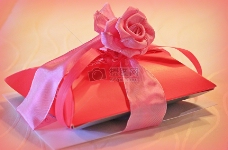礼品包装上的小红花