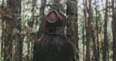 女子穿着森林布朗软呢帽