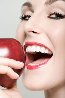 嘴唇素材美女吃苹果图片