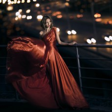 特色红色礼服美女模特图片