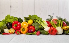 水果蔬菜木板上的蔬菜水果图片