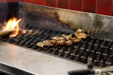 有肉的火焰烧烤餐厅烧烤