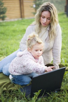 小户人家玩电脑的母女图片