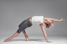 欧美瑜伽锻炼身体的女人图片