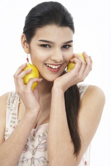 女性微笑拿着柠檬微笑的性感美女图片