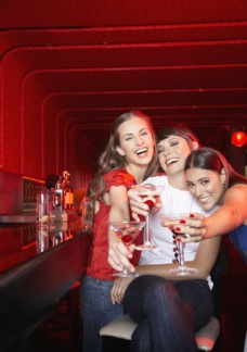 女性酒吧喝酒的性感美女图片