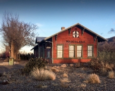 荒漠里的红房子