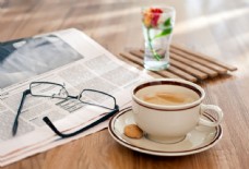 咖啡杯报纸眼镜咖啡图片