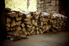 木柴堆放整齐的木材