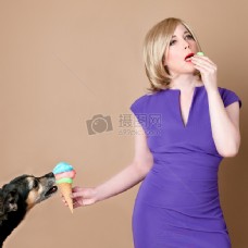 宠物狗女性在紫拆分领帽套Bodycon连衣裙控股锥冰淇淋由黑谭狗舔