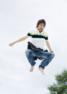 青春时尚腾空跳跃的男生图片