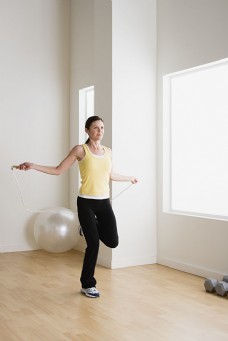 女性健身跳绳健身的女性图片