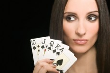 高兴玩扑克牌的女明星图片
