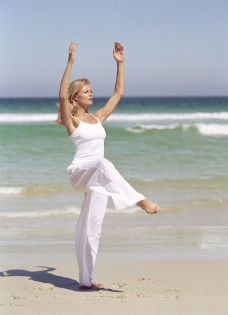 沙滩上练瑜珈的美女图片