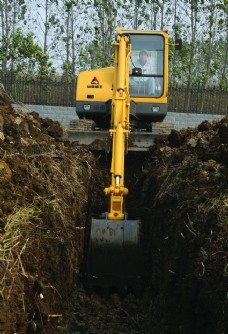 房地产背景挖掘机排水沟市政施工图片