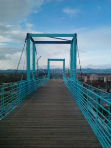 蓝天下的大桥
