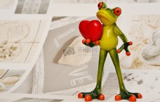 情人节快乐拿着一颗红心的青蛙