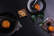 美食背景中秋传统美食月饼摆拍黑色背景