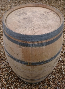 古老的棕色酒桶