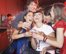 酒吧聚会的青年男女图片