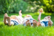 爱上躺在草地上的儿童图片
