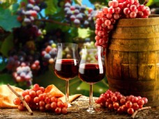 葡萄酒一堆葡萄与红酒图片