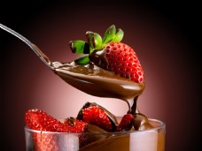 杯子里的巧克力草莓图片