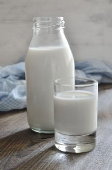 木板上的两杯牛奶图片