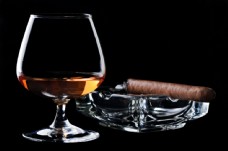 威士忌酒与雪茄特写图片