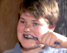 刷牙的男孩