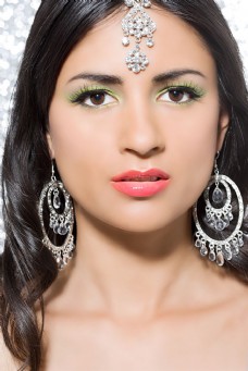 化妆品戴耳环化浓妆的印度美女图片